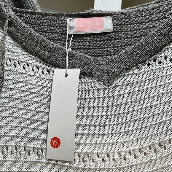 Beautiful color block light weight hooded sweater - Picture 2 of 4